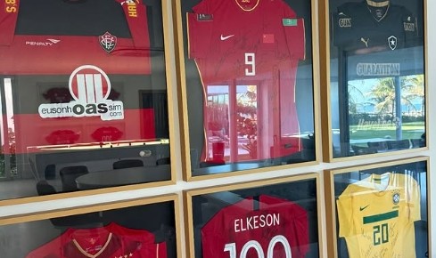 已退役近1年！36岁国足归化艾克森晒自己的国足、广州、海港球衣